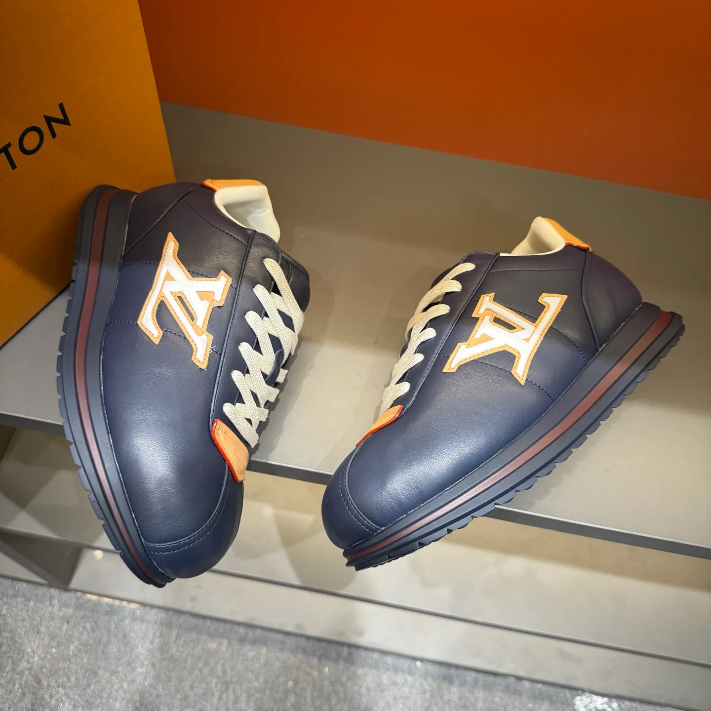 P540 Size 38-45 LV 🫏The colorful interpretation of BUTTERSOFT sneakers combines sheepskin, The colorful interpretation of LV BUTTERSOFT sneakers combines sheepskin and calfskin, bringing a super soft feel. Designed by Pharrell Williams, this '60s-inspired shoe features a padded upper that's been crafted by Louis Vuitton craftsmen to further enhance the comfort of the leather. In addition to the LV initials, it features multiple signatures, including natural leather trim and an embossed pattern of Pharrell Williams and lobster on the side, referencing the Fall/Winter 2025 men’s show. A must-have artifact for fashionistas✅